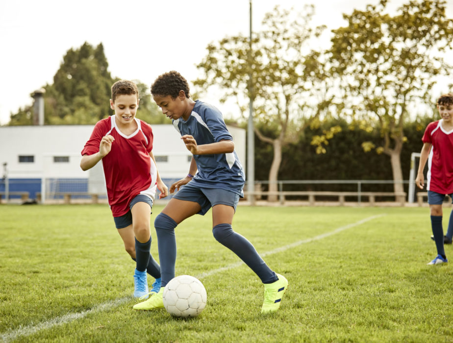 Se puede jugar al futbol con rodillera